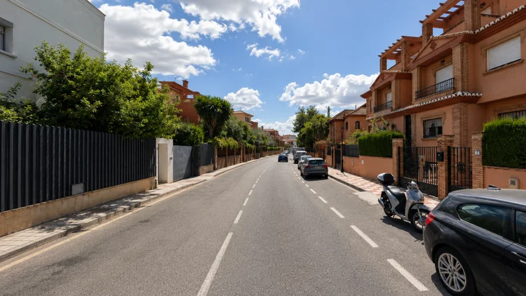 Cájar expropia por urgencia dos parcelas privadas para hacer aceras en la avenida por la que se entra al pueblo